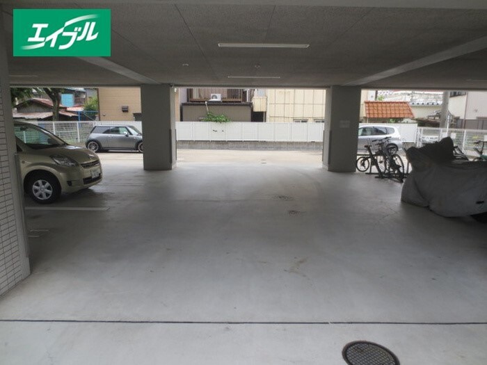 物件外観写真3　(駐車場)