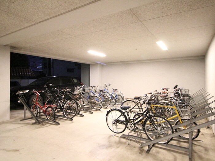 物件外観写真4　(駐輪場)