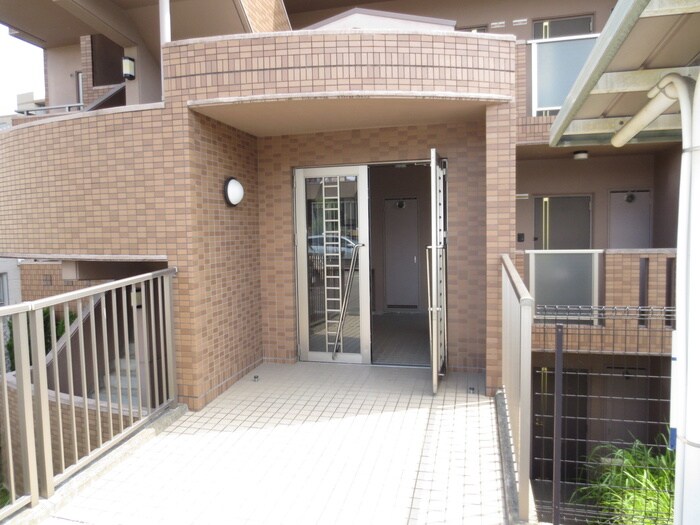 物件外観写真2　(エントランス部分)