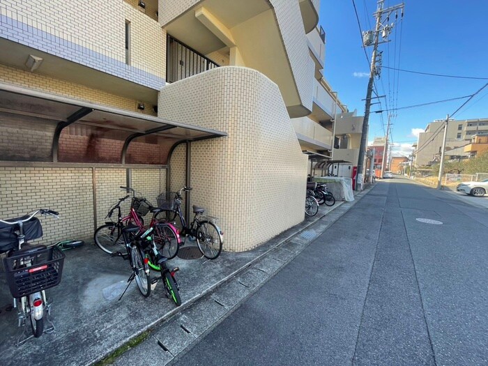 物件外観写真4　(駐輪場)