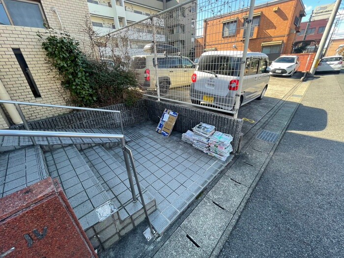 物件外観写真5　(エントランス部分)