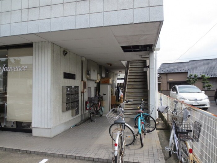 物件外観写真6　(エントランス部分)