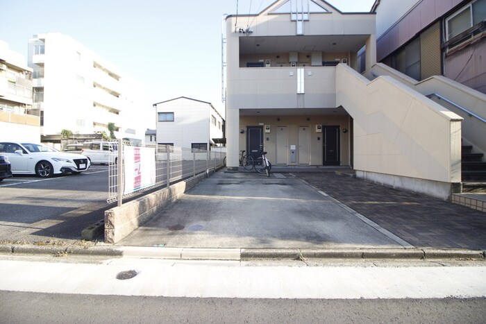 物件外観写真2　(駐車場)