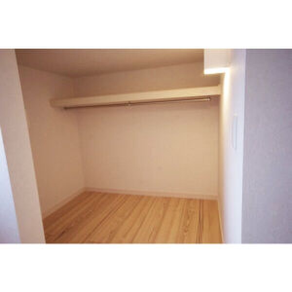 物件内観写真3　(収納)