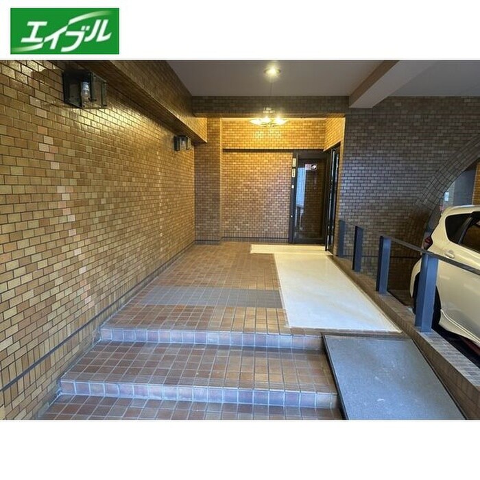 物件外観写真2　(エントランス部分)