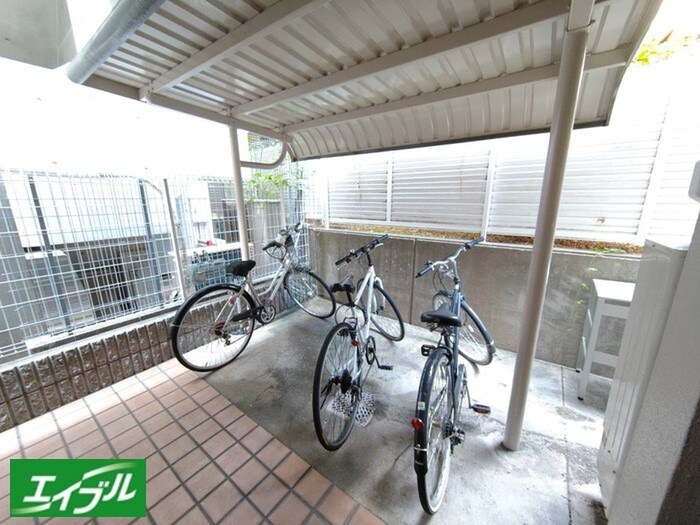 物件外観写真3　(駐輪場)
