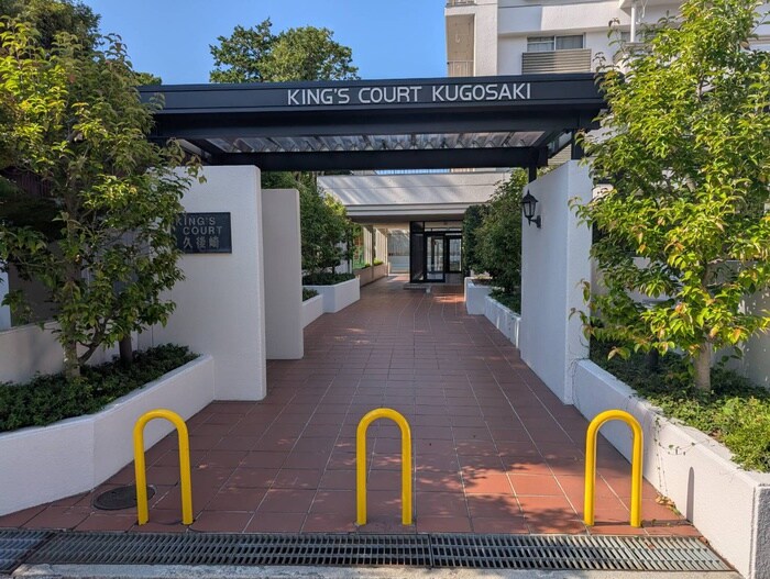 物件外観写真2　(エントランス部分)