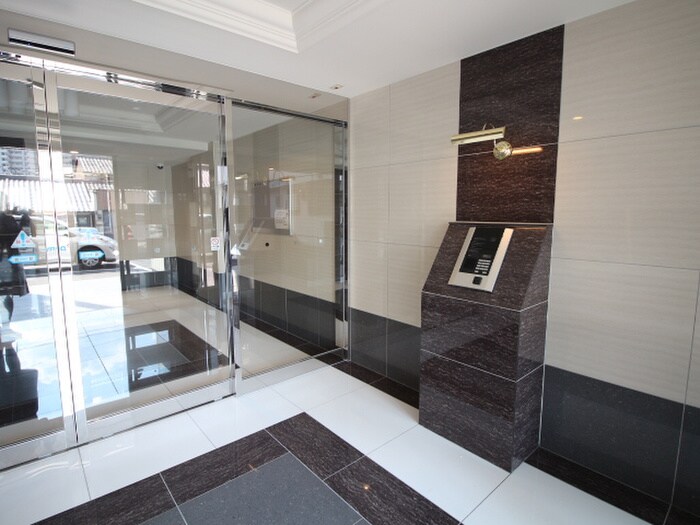 物件外観写真2　(エントランス部分)