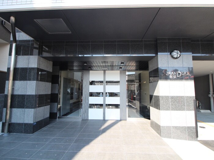 物件外観写真4　(エントランス部分)