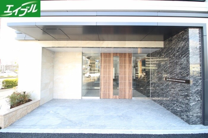 物件外観写真2　(エントランス部分)