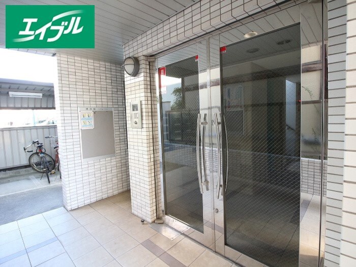 物件外観写真3　(エントランス部分)