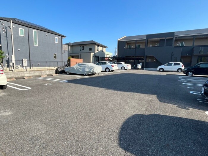 物件外観写真2　(駐車場)