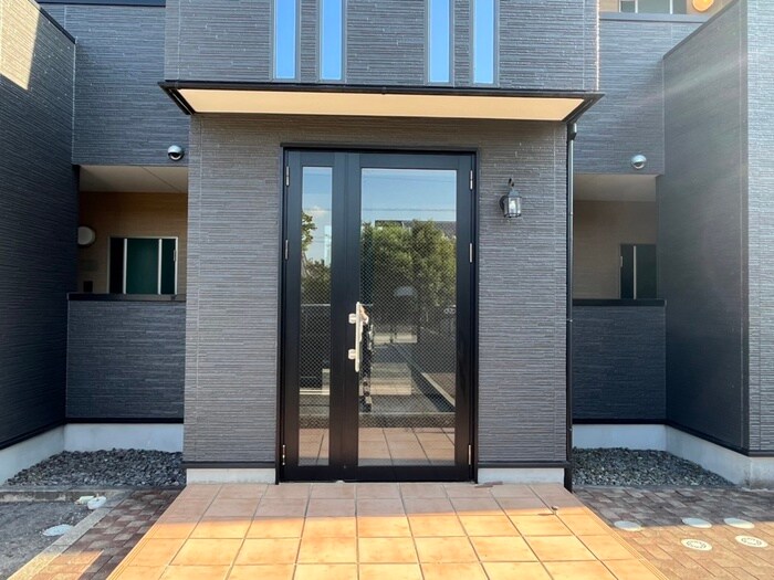 物件外観写真5　(エントランス部分)