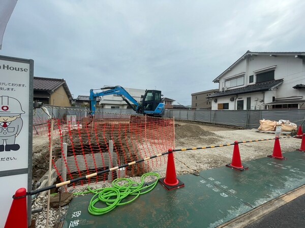 建築中