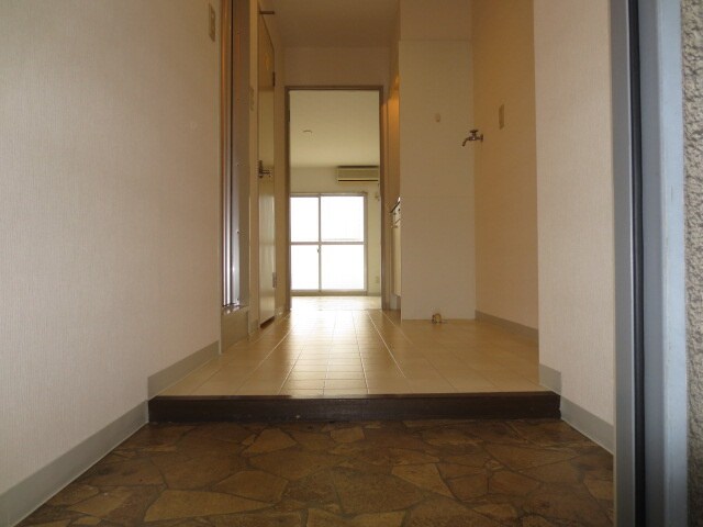 物件内観写真4　(玄関)