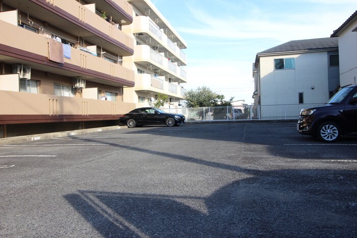 物件外観写真3　(駐車場)
