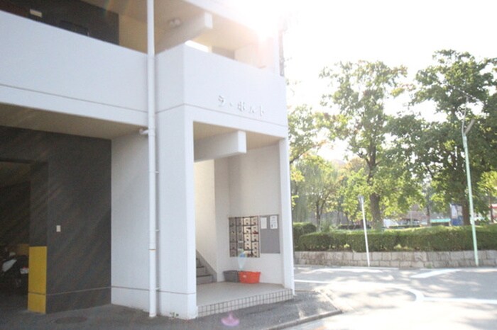 物件外観写真3　(エントランス部分)