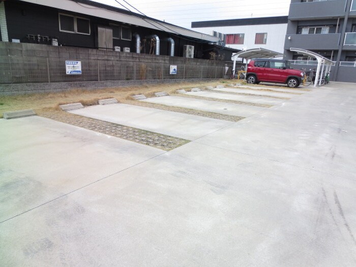 物件外観写真6　(駐車場)