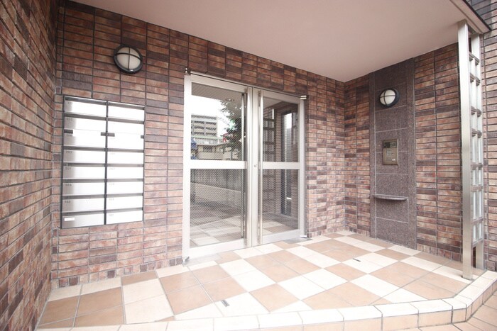 物件外観写真3　(エントランス部分)