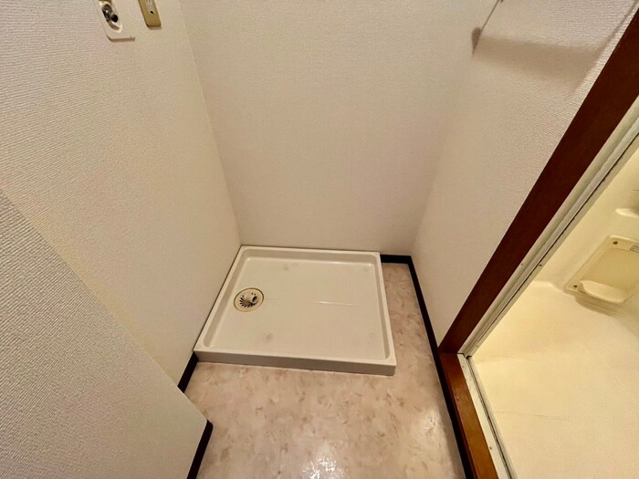 物件内観写真16　(洗濯機置場)