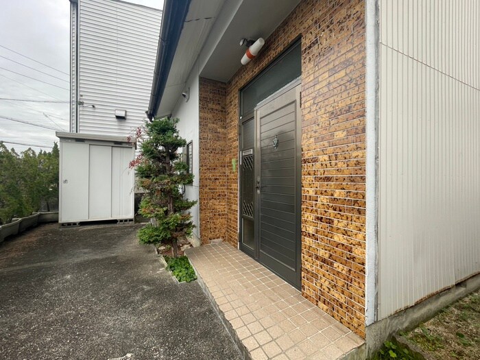 物件外観写真3　(エントランス部分)