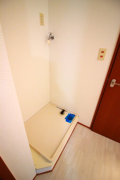 物件内観写真5　(洗濯機置場)