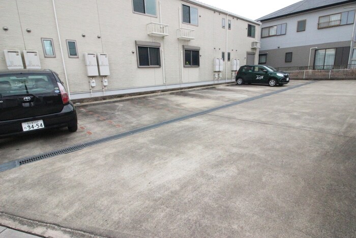 物件外観写真4　(駐車場)