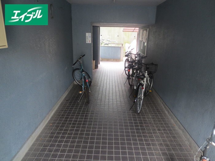 物件外観写真2　(エントランス部分)