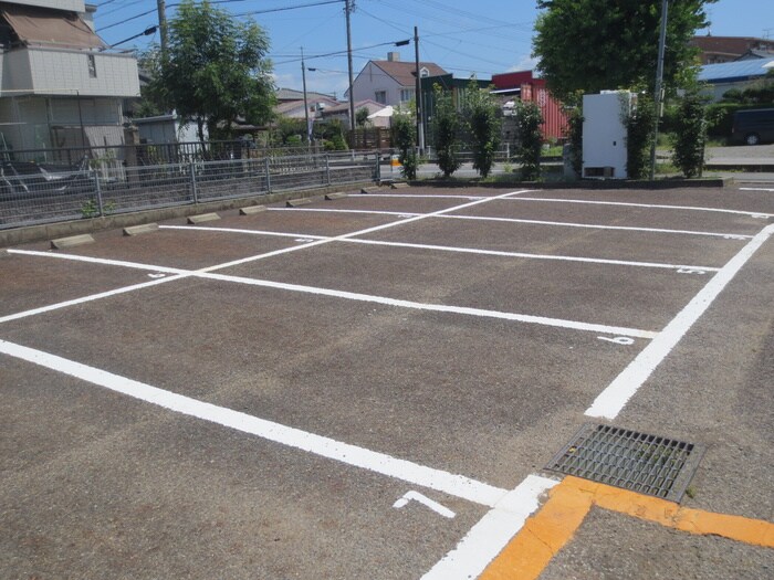 物件外観写真6　(駐車場)