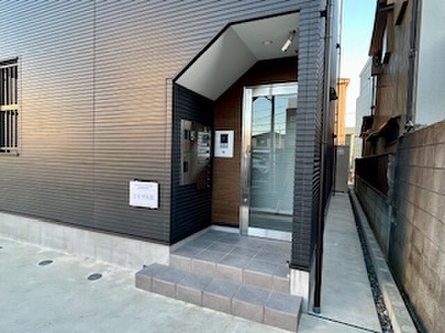 物件外観写真3　(エントランス部分)