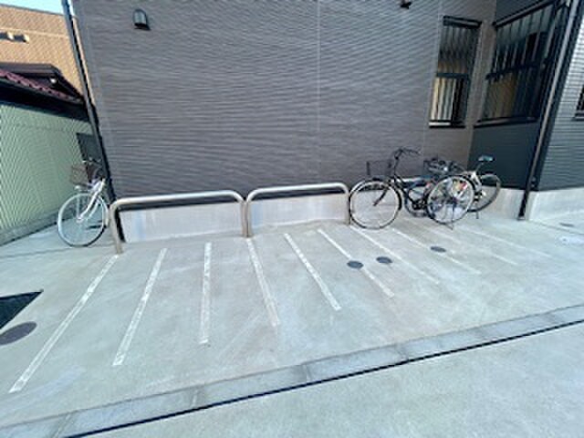 物件外観写真4　(駐輪場)