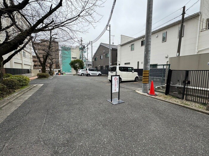物件外観写真3　(駐車場)