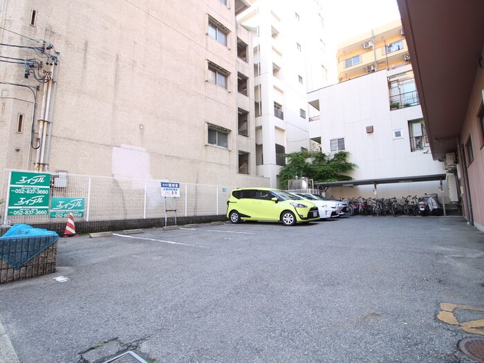 物件外観写真5　(駐車場)