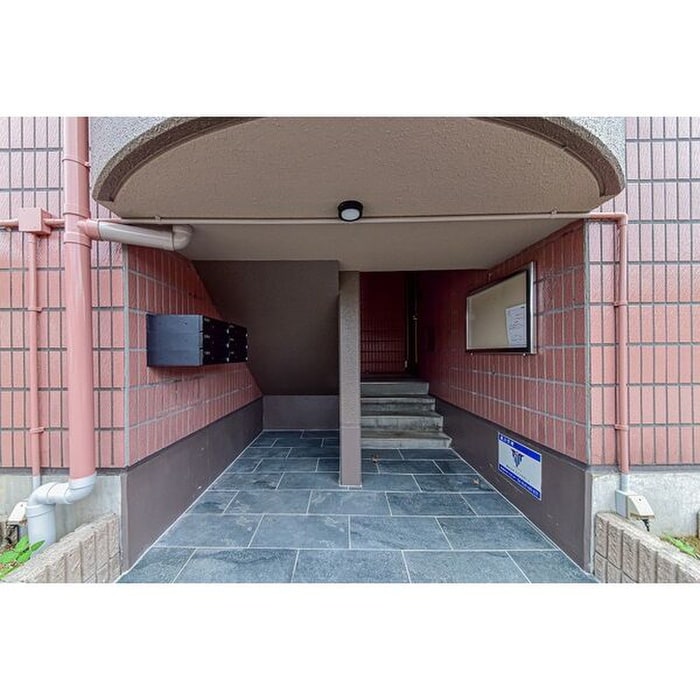 物件外観写真4　(エントランス部分)