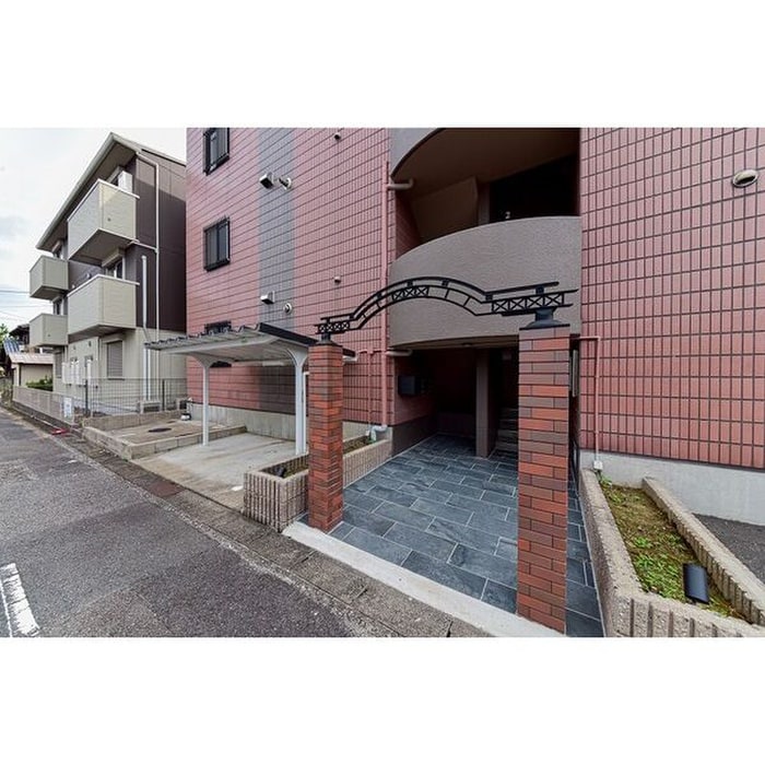 物件外観写真6　(エントランス部分)