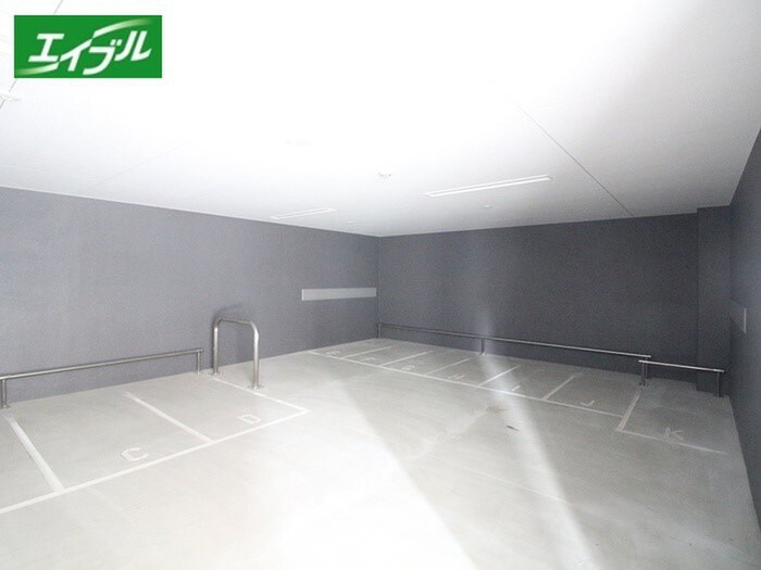 物件外観写真2　(バイク置き場)