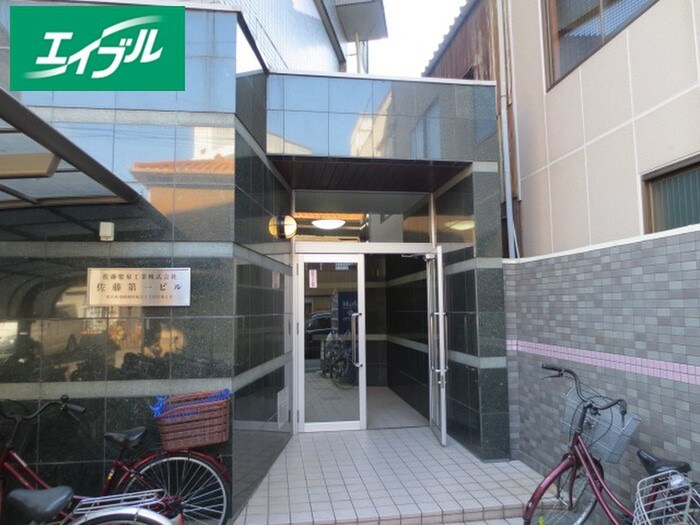 物件外観写真2　(エントランス部分)