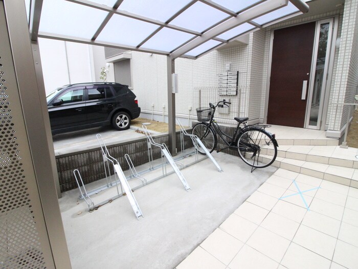 物件外観写真4　(駐輪場)