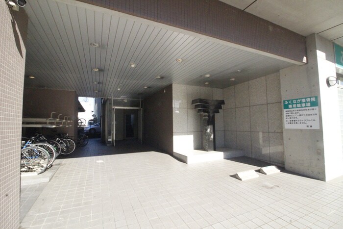 物件外観写真5　(エントランス部分)