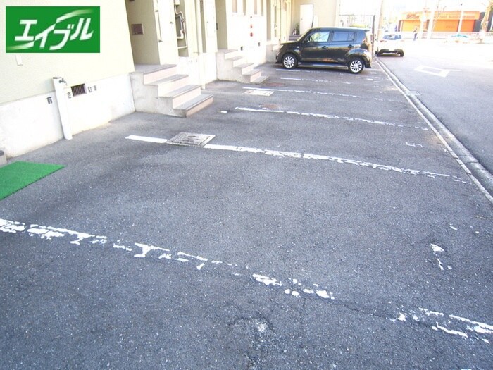 物件外観写真5　(駐車場)