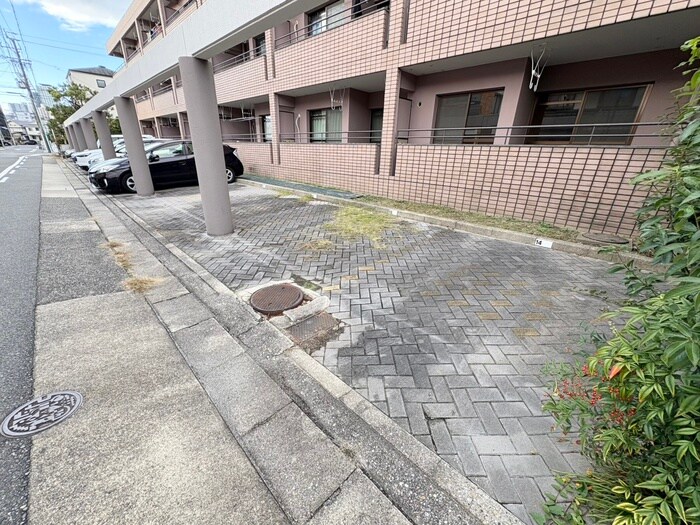 物件外観写真3　(駐車場)