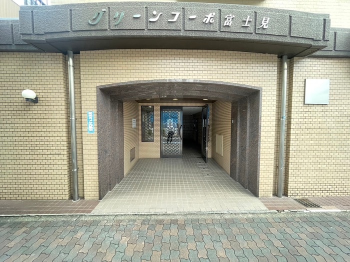 物件外観写真2　(エントランス部分)