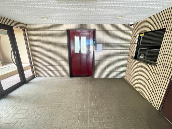 物件外観写真4　(エントランス部分)