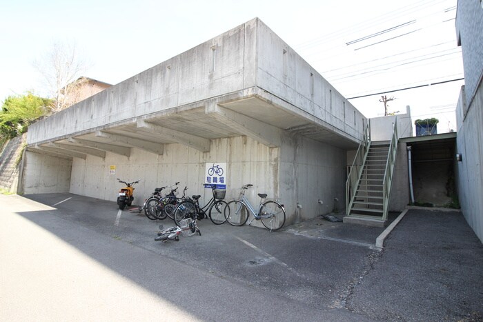 物件外観写真4　(駐輪場)