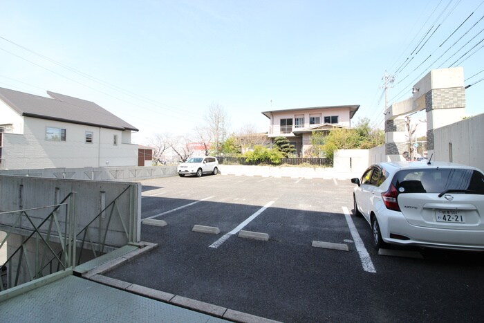 物件外観写真5　(駐車場)
