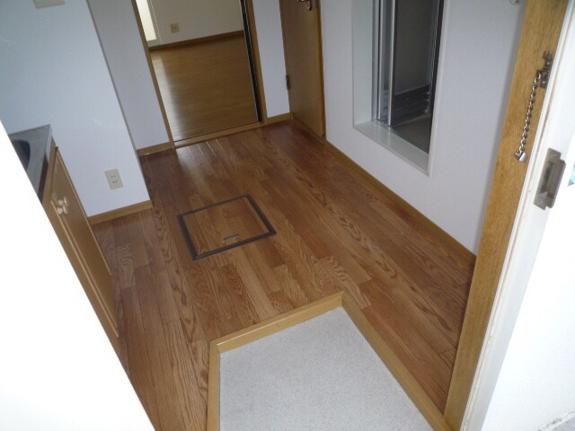 物件内観写真4　(玄関)