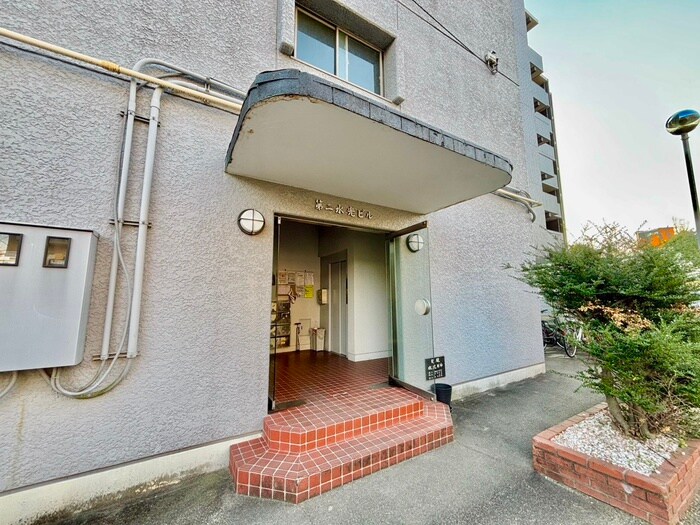 物件外観写真3　(エントランス部分)