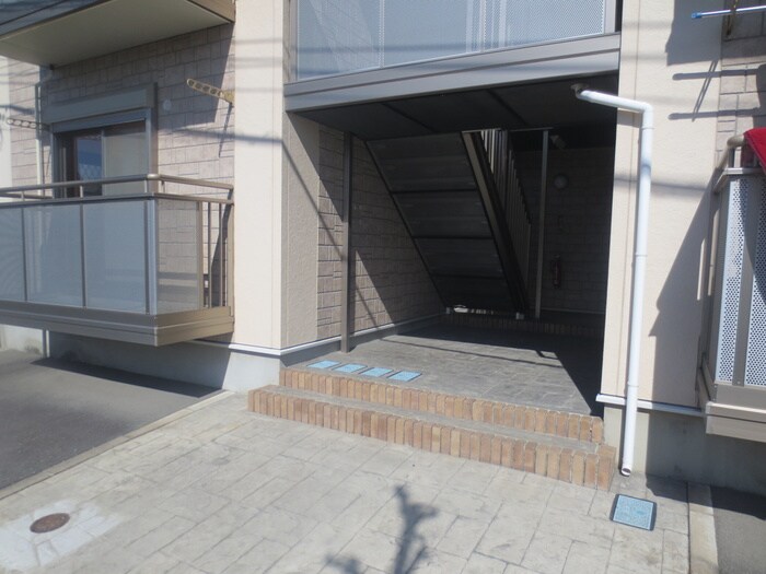 物件外観写真2　(エントランス部分)