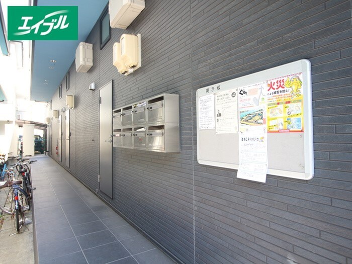 物件外観写真3　(エントランス部分)