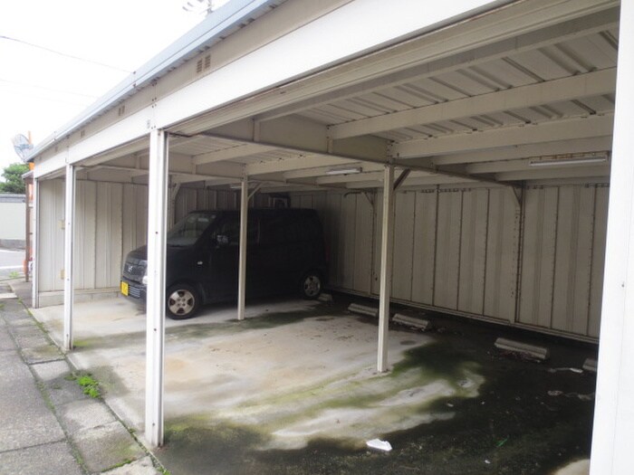 物件外観写真4　(駐車場)